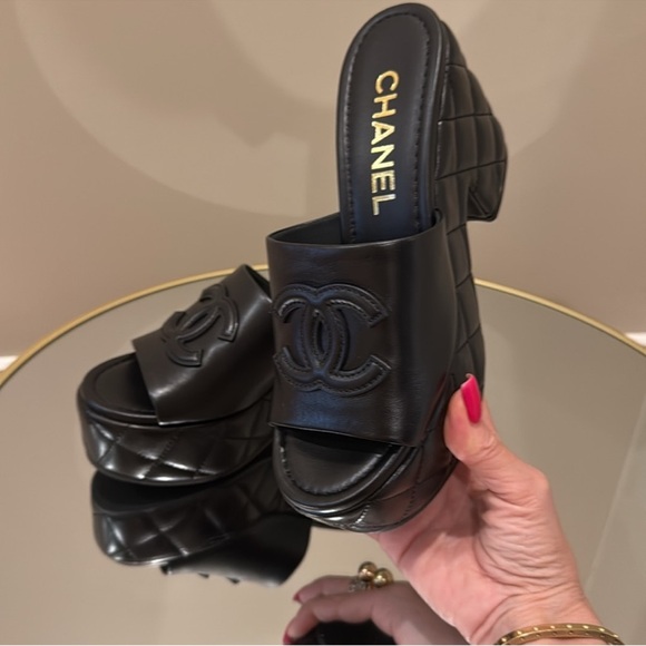 CHANEL Shoes - CHANEL DAD 25A CC logo Quilted Lambskin leather Platform Mules Sz 39